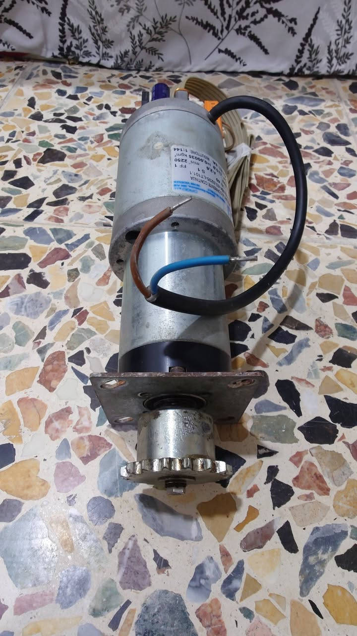 محرك تيار مستمر DC
✅ إيطالي (DAGU) مع كارت تحكم وحساس حركة (Encoder).
​المواصفات :
​نوع المحرك: DC Motor ذو مغناطيس دائم (سلكين مباشرين).
​جهد التشغيل: 24 فولت تيار مستمر (يعمل مباشرة على بطاريات أو باور سبلاي ).
​القدرة: 40 واط (يصل سحبه إلى 8 أمبير كحد أقصى عند الحمل العالي).
​نسبة التخفيض: 1:144 (توازن ممتاز جداً بين السرعة الواضحة والعزم القوي).
​الملحقات الذكية: مزود بقرص تشفير ضوئي (Optical Encoder) وكارت إلكتروني لقراءة وضبط السرعة وعدد الدورات بدقة.
​✅ الاستخدامات: مثالي لمشاريع الروبوتات الذكية، سيور نقل البضائع المتوسطة، آلات التعبئة والتغليف، منظومات الأتمتة (Automation)، أو أي مشروع يتطلب التحكم الدقيق بالسرعة والموقع عبر البرمجة (مثل الأردوينو).
❌ المحرك مستخدم نظيف جدا كما مبين في الصور ❌
⚠️ تم فحص المحرك وهو يعمل بصورة جيدة جدا وبدون اي مشاكل⚠️
✅ يتم البيع لاعلى سعر ، للاستفسار ارسل رسالة ✅
✅ للمهتمين سيتم ارسال فيديو مصور لتشغيل وفحص المحرك


**إذا كنت صاحب هذا الإعلان وتريد حذفه لأي سبب، رجاءا أرسل رسالة إلى الدعم الفني**