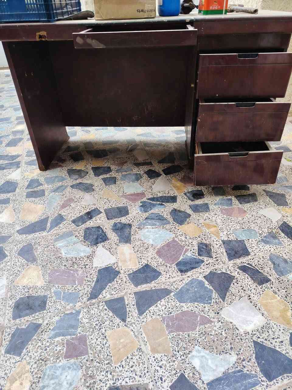 السلام عليكم ميز مكتب نظيف لسعر 50 (***********)ميسان ابورمانه
