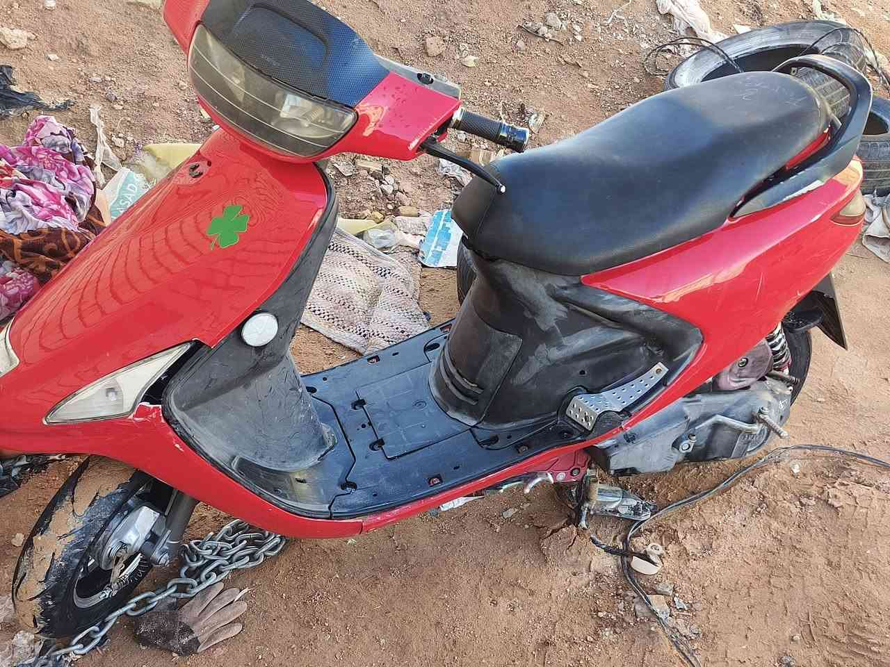 السلام عليكم دراجه للبيع فراشه 
الكابريتر مالته وصخه بيه دخان 
المكينه ما مفتوحه الدراجه كله شغاله 
مكاني النجف شارع قمبر السعر 500وبيه مجال 
الرقم ***********
