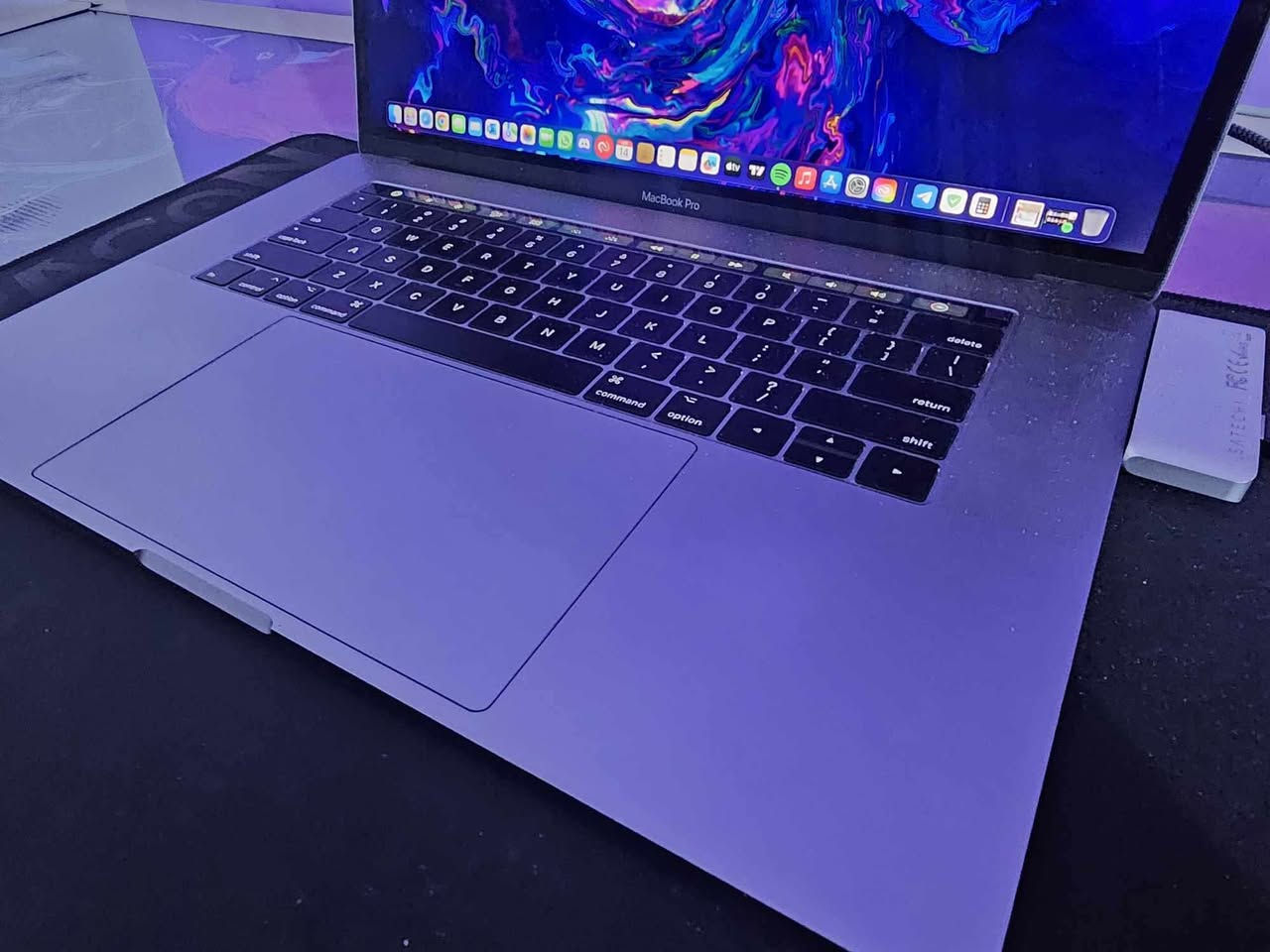 السلام عليكم
Macbook pro 2017 15”
Cpu : i7 4core
Gpu : 6GB 
Ram : 16 GB 
SSD : 1TB 
CC : 600
الحاسبة نظيفة 
السعر 450 الف بيها مجال بسيط
التواصل على الخاص


**إذا كنت صاحب هذا الإعلان وتريد حذفه لأي سبب، رجاءا أرسل رسالة إلى الدعم الفني**