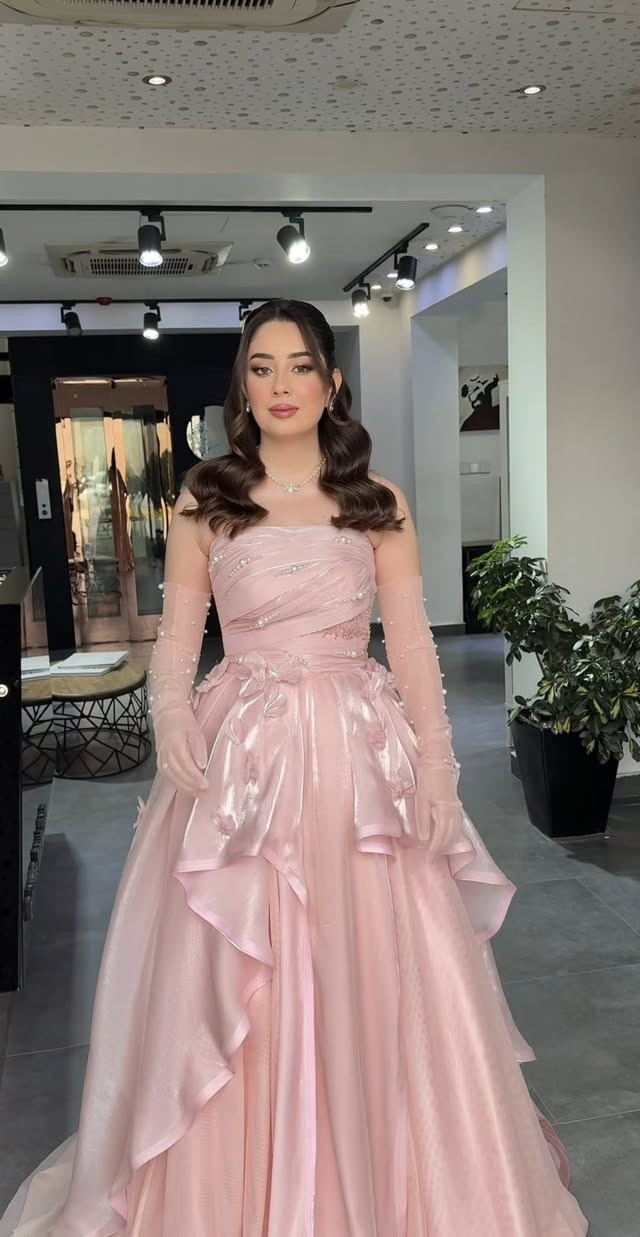 فستان للبيع/بنات هذا فستاني ملبوس ساعتين بس ،،نظيف وجديد تصميم خاص اشتريته بمليون ابيعه ب٥٥٠ الف 
إذا تريدين ادزلج المصدر الأخذته منه الفستان وادزلج فديو هم واتأكدي من السعر وللأمانة القماش رهيب ويجننن💕💕خصوصاً إذا عندج عقد او حنة يطلعج أميرة حرفياً 🥹
يلبس قياس ميديم وسمول وبي قيطان من الظهر تگدرين تتحكمين بالحجم🦋


**إذا كنت صاحب هذا الإعلان وتريد حذفه لأي سبب، رجاءا أرسل رسالة إلى الدعم الفني**