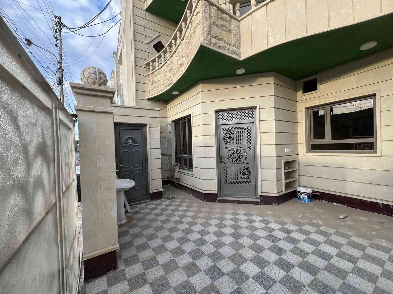 السلام عليكم دار  عدد ٢ للبيع المساحة كل دار ١٥٠ متر واجهة ٧.٥ ونزال ٢٠ طابقين ٤ غرف نوم البيت زيرو بناء درجة اولى  العنوان تكريت حي العصري خلف اسواق  همام مباشر سعر كل دار ١٨٠ مليون قابل للتفاوض للاستفسار ***********
