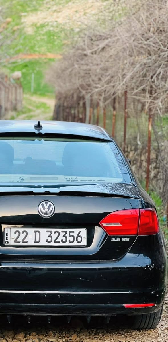 فولكس واجن جيتا (Jetta) - خليجي
​الموديل: 2012 / ناقل الحركة (كير) أوتوماتيك.
​رقم الهاتف: ***********
​اللوحة: أربيل (السنوية جديدة).
​المسافة المقطوعة: 160 ألف ميل (المحرك مختوم/كپس).
​المحرك: 5 سلندر (V5) - 2.5 لتر، بحالة ممتازة جداً.
​الضمان: الكير، المحرك، التبريد، والكهربائيات كلها بشرط الفحص.
​المواصفات (SE): بدون فتحة سقف، النوافذ الأربعة أوتوماتيك.
​حالة السيارة:
​السيارة مجددة بالكامل (دهن المحرك والكير تم تبديلهما حديثاً).
​صدر السيارة (الدبلات والمفاصل) مجدد بالكامل، ولا تحتاج لأي مصاريف نهائياً.
​الصبغ: السيارة (حزام صبغ)، توجد ضربة أمامية بسيطة (جمپ).
​الإيرباق: نظامي (سيستم)، مع وجود تعديل بسيط في البدن.
​ملاحظة: توجد صبغ وتكحل (كالبونەوە) في السقف. كركوك, العراق
