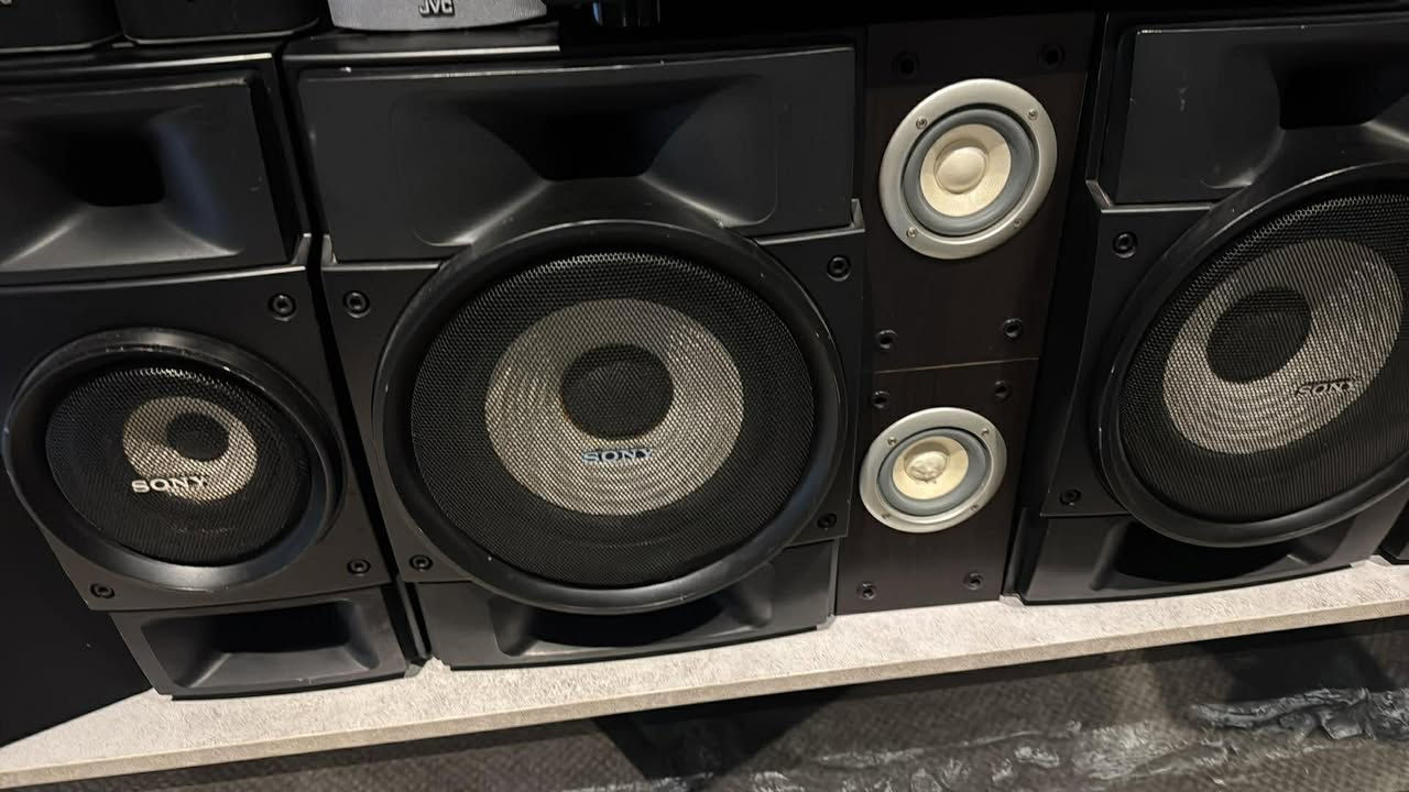 السلام عليكم مجموعه سماعات للبيع للتواصل ***********
