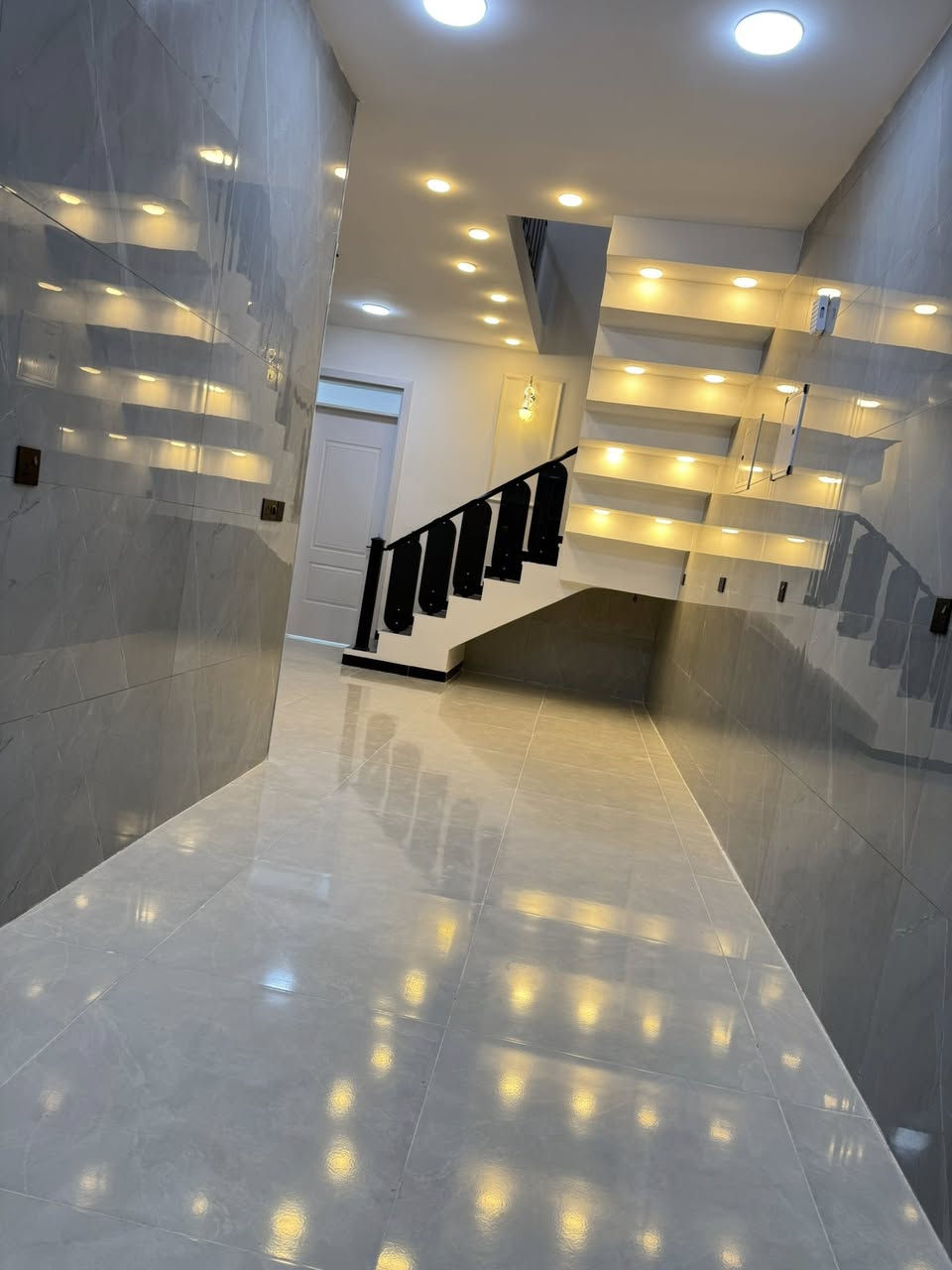 لسلام عليكم 
🏠دار لللبيع# المساحه ١٠٠ متر
الموقع بغداد /الدوره: مجمع السلطان الثالث 
يحتوي على ٣ غرف نوم وصاله واستقبال ومطبخ وصحيات عدد٢ 
البيت باسمي  وبدون دلاليه 
البيت تنازل شركه وبي اقرار محكمه 
شغل درجه اولى  
للاستفسار ***********
السعر ١٣٨ وبي مجال
