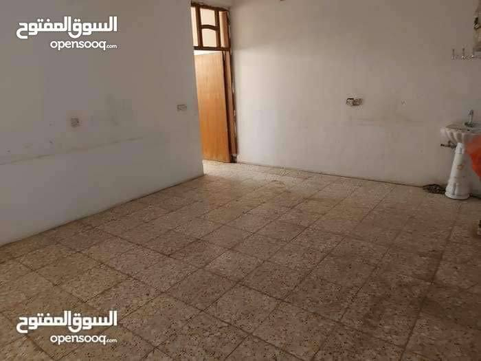 شقه طابق أرضي للأيجار
السعر الايجار الشهري 400 ألف 

مكونة من غرفه نوم ومطبخ وصاله وصحيات 
العنوان / المشتل شارع الكوسترات مقابيل صالون ماريانا
 للأستفسار اتصل ***********
