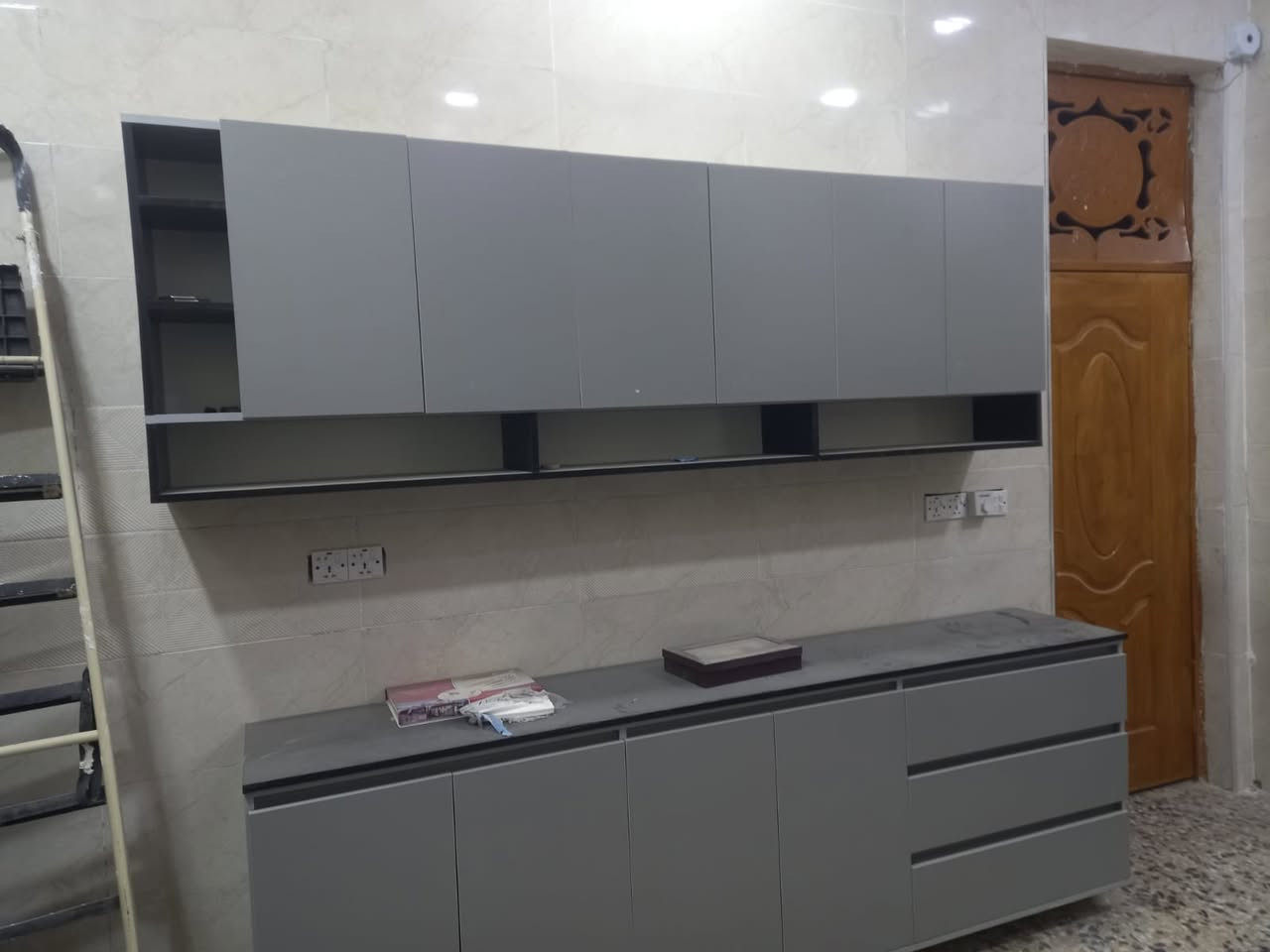 بيت للايجار  كامل ومؤثث  المساحة / 225م طابوصرف في بابل - البكرلي الأولى  - قرب موكب السفير خدمات كاملة قريب جداً من الشارع العام بناء حديث درجة أولى يتكون من مطبخ واستقبال وهول غرفتين ومجمعات صحية خارجية وداخلية وكراج وحديقة  - الشارع مجاري وعرضه 8 متر    دفع الايجار سعر الايجار 600 

 وتساب واتصال  ***********
