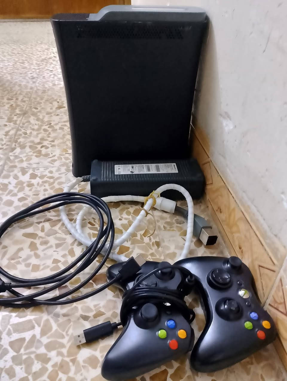 السلام عليكم سونيXBOX360 كاسبر
مهكر 156 كيكا 
عدد1 جوستك
السعر 125 وبي مجال
مكاني حي الانتصار شارع 60 
***********
