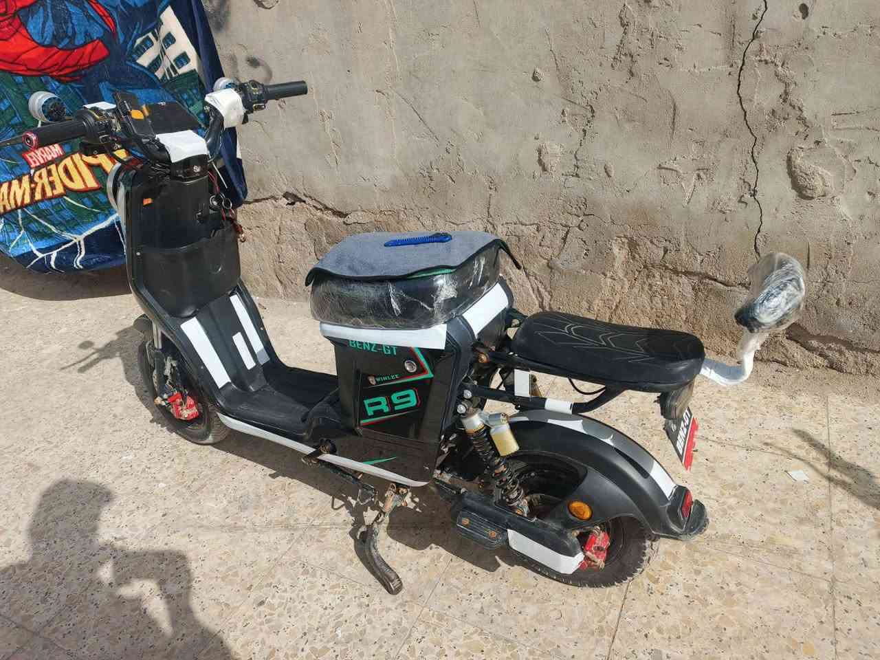 سلام عليكم دراجه شحن للبيع نضيفه مديل 25 بطارياته جديده بطاريات 22 امبير جدد شرط الفحص بيه شغله وحده كسور البرغي مال البريك الكدام بس او شاده اب تيب  الدراجه كله شغاله السعر 375 مكاني بصره الطويسه قرب فلكت العروسه ***********
