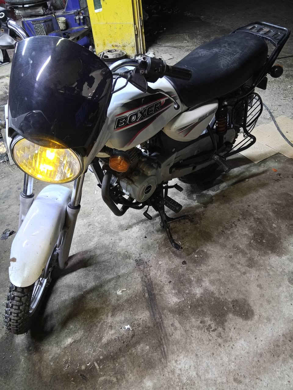 السلام عليكم بوكسر للبيع كامله هندر سلف كهربائيات 
كلهه شغاله مكينه ناعمه موديل 19 اوراق كامله المصطفى 
مكاني بغداد شعله السعر 800 هذا رقمي ***********
