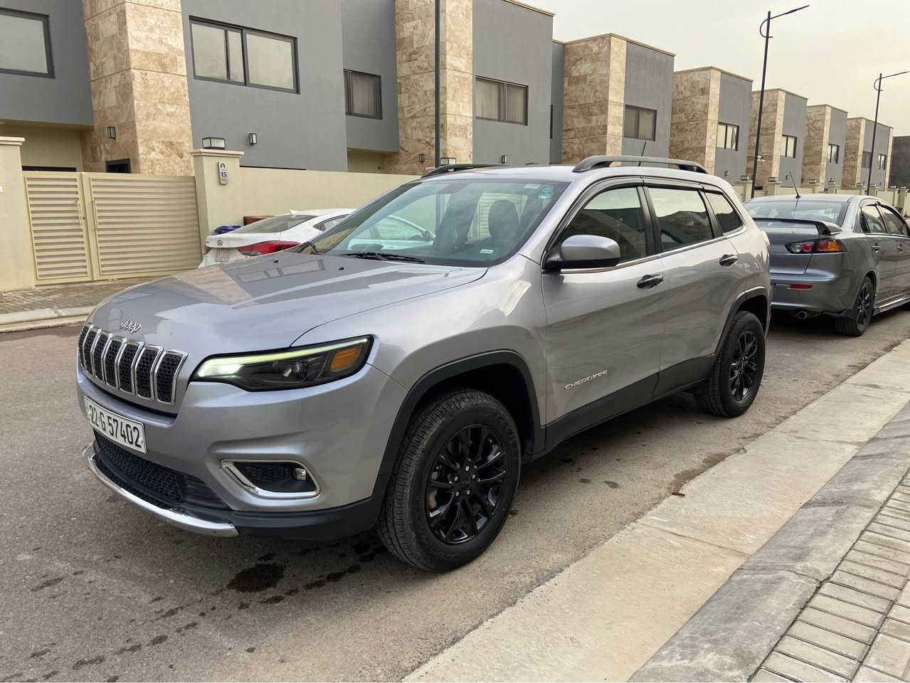 السلام عليكم 
جيب شيروكي (بزون )موديل 2019 
محرك 4 سلندر 2400 
 مواصفات لاتتيود بلس 
بصمة وتشغيل عن بعد 
هاند بريك بصمة 
فور ويل 
مقاعد جلد 
شاشة وسط 
كرسي كهرباء 
تحكم ستيرن جهتين 
كروس سرعة 
وتحكم صوت واندرويد وكار بلي 
لايت زينون مع ليد نهاري 
السيارة عليها ادامة كاملة ومتعوب عليها سيارة مابيها اي نقص صدر امامي جديد تخم تاير جديد باتري جديد نوزلات وكالة جدد دسكات جديدة .
السيارة ماشي 82 الف ميل  
رقم اربيل باسمي  
حادثها صفحة الراكب جاملغ وبابين وبدون ايرباك السيارة بدون اي ايرباك كلها سليمة حادث سطحي وصور الحادث موجودة ..بجم كبس بلادي 
السعر 13200$ ورقة وبي مجال  
موجودة في بغداد
هاتف : *********** بغداد, العراق
