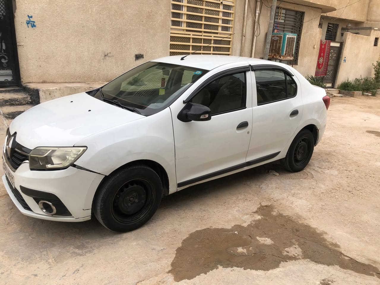 السلام عليكم سياره رينو سمبل للبيع مديل 2018 مكفوله لا ضربه ولا شي ماعدى طخه بل جاملغ الامامي مثل ماموضح بل صوره بيهة مشكله الرابع مالتهة مايجي رقم انكليزي قادسية  سنويه لل29 عليهة غرامه ٢٠٠ ينزلن من السعر سياره كشر نضيف دواخل نضيفه مكينه جديده وصلهة موجود عوزهة بس برمجه مكانهة كربلاء السعر ٥٨ وبيهة مجال حك الجيه للاستفسار ***********/*********** مامتواجدً خاص
