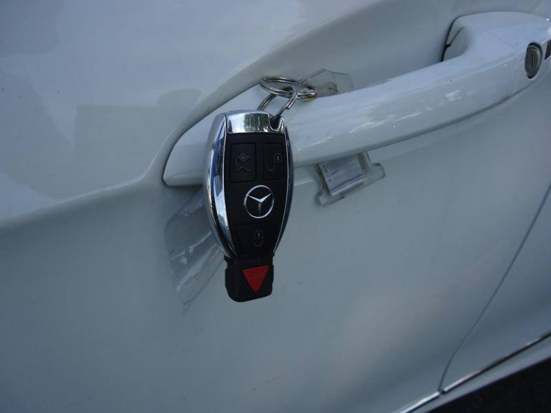 اسلام عليكم  تحية طيبة
مارسدس 2012 E350 للبيع

مواصفات فول 1-1

حادث موضح بصور كخة كلش خفيفة

تواصل *********** علي
السعر 200
