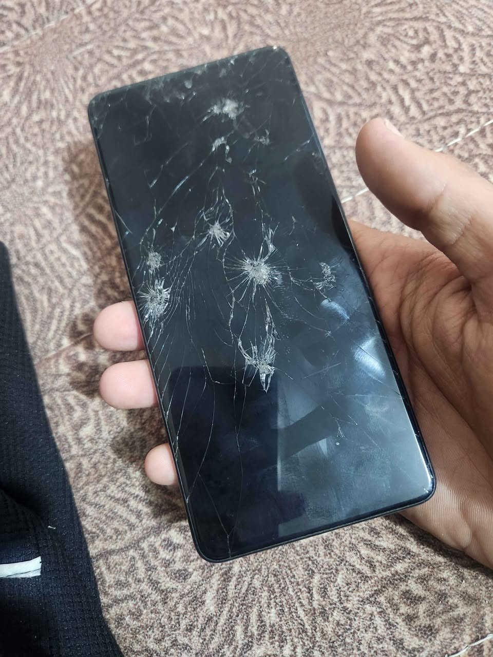 سامسونك a71 ذاكرة ١٢٨ رام 8 دبل سيم جهاز كله شغال شرط الفحص فقط شاشة مفطرة مثل ما موضح بلمنشور وما مأثر ع الاستعمال مكاني بغداد الكمالية ماعندي توصيل سعر 90قفل *********** فقط جهاز وكفر بدون ملحقات بغداد, العراق
