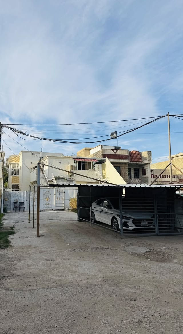 ‏السلام عليكم ورحمة الله وبركاته
بيت مساحة 200 متر الواجهة 12 ونصف ونزال 16 

الوجه على شارع القناة الرئيسي قبل مدخل صليخ 600

و خلف البيت شارع 6 متر 

  (((أمام البيت تشجير مسافة 50 متر نزال بالطول )))

… يحتوي على أربع سويت …

كل سويت غرفة ومطبخ وصالة وخدمات 

(زراعي سند 25)

***********
