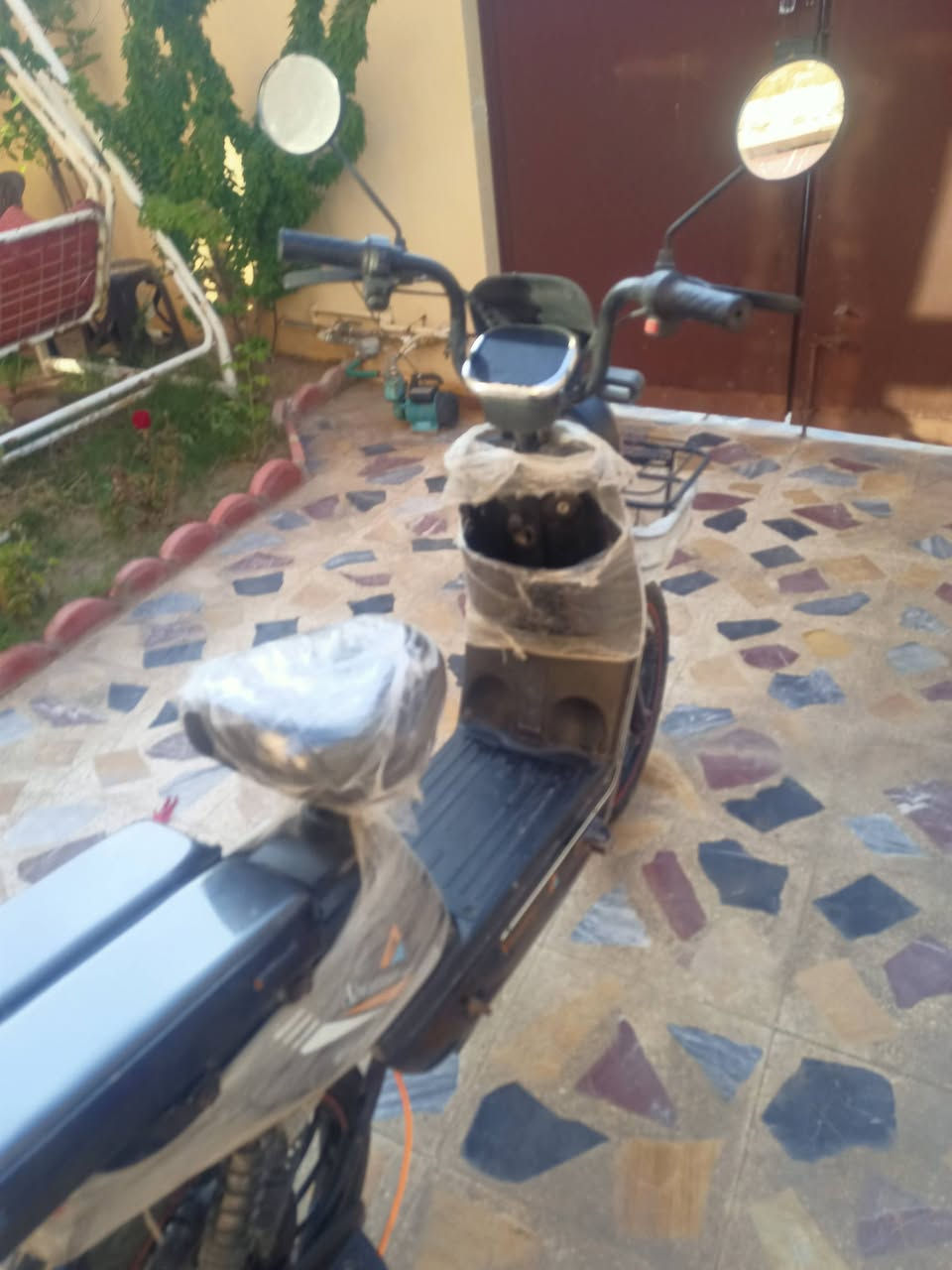 ماطور شحن للبيع بس يحتاج تبديل عقل مابي غير هاذ العطل
و بي بعض الملحقات مال الماطور البايدار و مكان للموبايل و دبل سويج وبصمة تشغيل عن بعد 
السعر راسلني خاص او خبرني على هاذ الرقم
*********** اسيا
