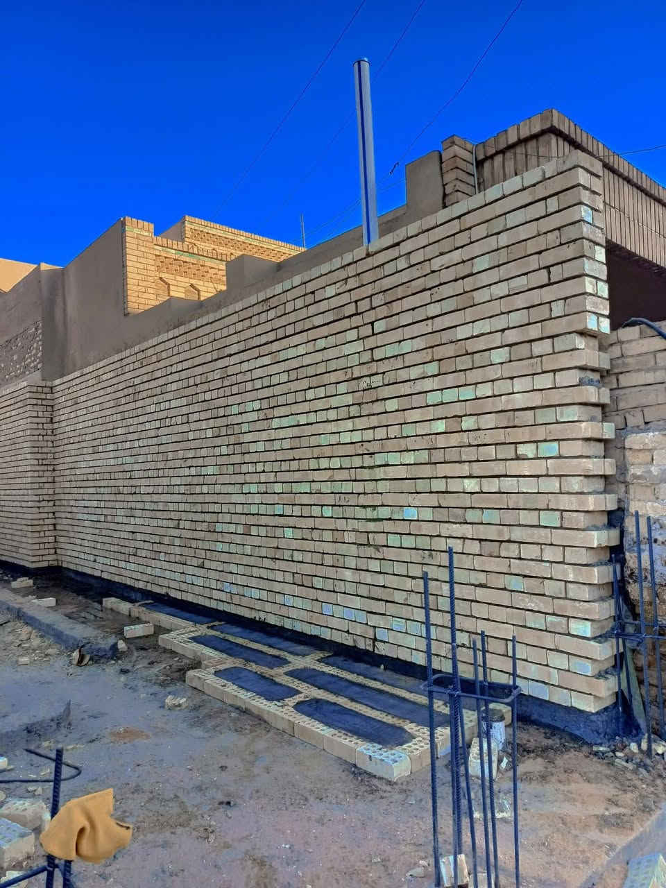 🚧✨ تم بحمد الله اكتمال بناء الطابق الأرضي ✨🚧
📍 الموقع: حي الجامعة
🏠 المساحة: 130 م
📏 النزال: 22.5 م
🏡 الواجهة: 5.25 م

✅ البناء تم من خلال كادر بناء مختص يتميز بـ الدقة العالية في العمل،
مع تنظيف كامل للبيت من الأنقاض عند إكمال البناء لتسليمه بأفضل صورة.

🔨 واللي يحب يشتغل بيته بنفس الجودة والالتزام، كادرنا جاهز لخدمتكم.

📞 للتواصل والاستفسار:
📲 واتساب & اتصال: ***********
📲 اتصال مباشر: ***********

✨ ثقتكم سر نجاحنا ✨

#بناء #تشطيب #اعمار #كادر_بناء #بناء_منازل #عقارات_العراق #حي_الجامعة #بغداد
#ابني_بيتك #شغل_ثقة #كادر_محترف #بناء_حديث
