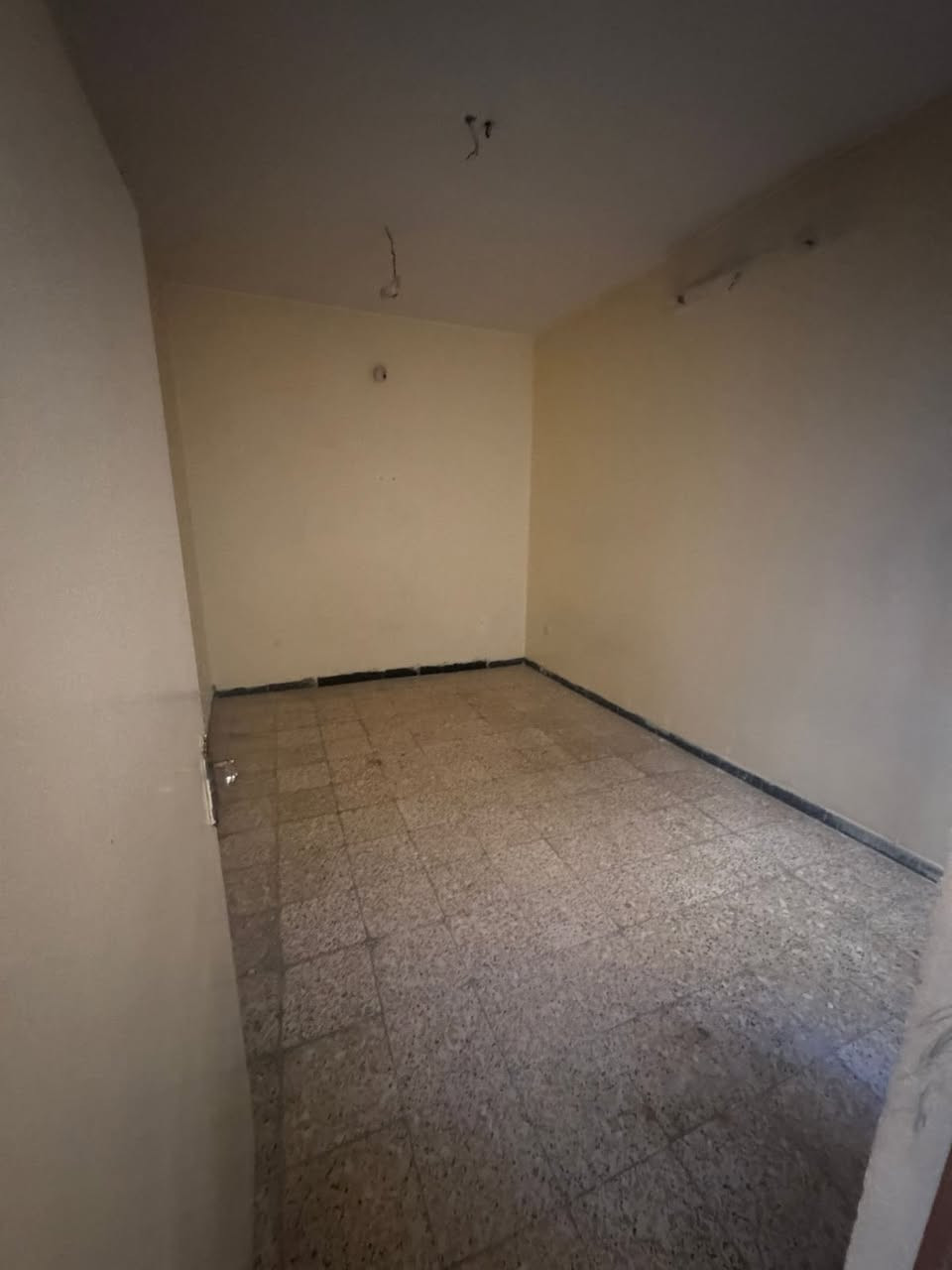 💎 للإيجار في السيدية 💎
📢 منشور رقم: ((584))
للإيجار في السيدية
شقة طابق ارضي

تتكون من:
• غرفتين نوم
• صالة
• مطبخ
• خدمات
💰 بدل الإيجار: ٦٠٠ ألف 
موقع السيدية شارع الصناعة

📞 للاستفسار أكثر لاتصال عبر

 الرقم التالي ***********
