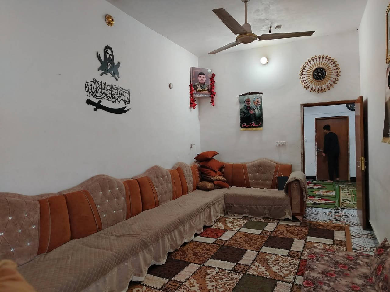 سلام عليكم بيت للبيع مساحته ٢٥٠ في حي الزهراء حي شمر يتكون من عرفين نوم واستقبال وصاله ومطبخ وحمامات عدد2 السعر ٧٥ وبيه مجال وعندي بيه مساحه وره البيت ينبني بيهه غرفين

***********

***********
