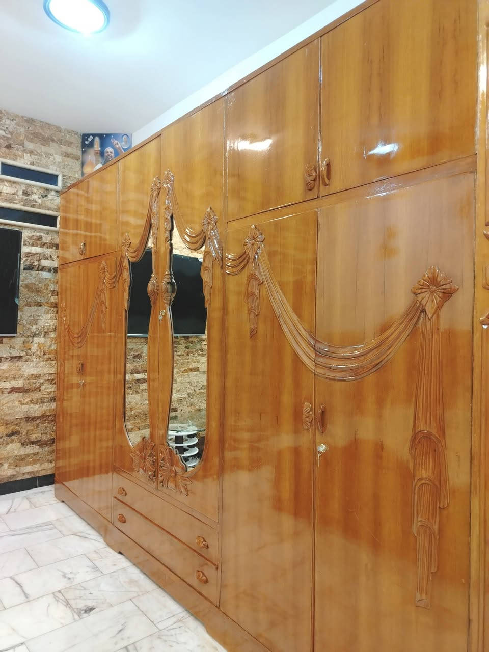 غرفة نوم تسكام صاج داخل وخارج شغل ثقيل استعمال ضهر جرجوبه خمسه ملم استعمال قليل اخت الجديد مكفوله من الشخط تكمه الواقع احله من الصور العنوان حلة حي الجزائر ***********.  ***********
