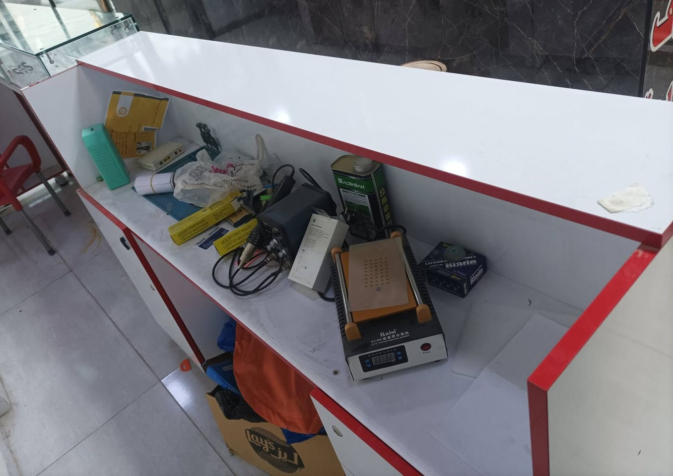 ميز مع اغراض الصيانة للبيع بسعر مناسب جداً  
( النجف حي الوفاء)
***********
