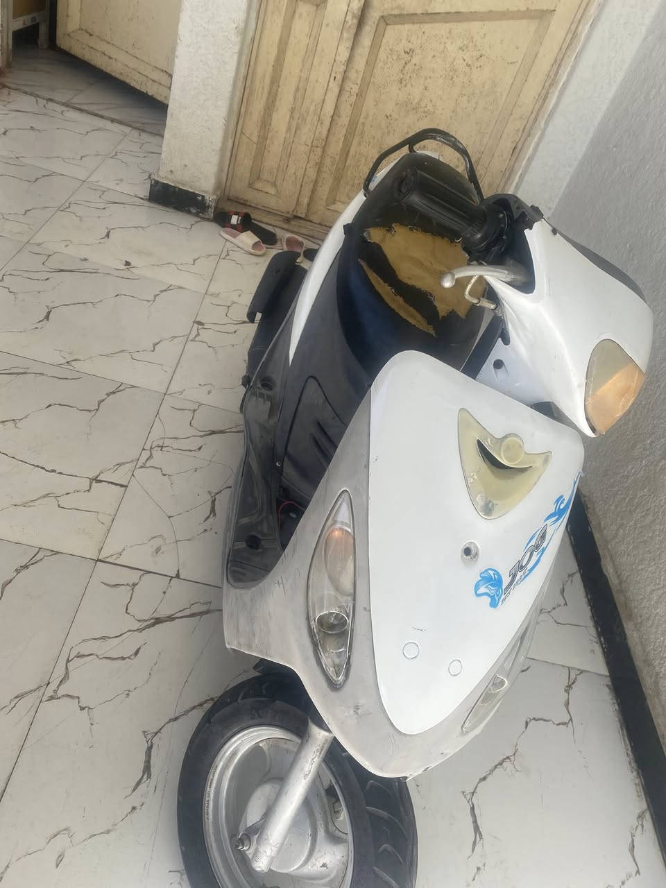 السلام عليكم دراجه ماكس قجمه للبيع محرك ناعم اخرس مشيها حلوه الدراجه بلاديه بوشه ٤٩ بلاد مبدل بيها ولفات وبستم كهربائية كلها شغاله سلف هندر اشاير بكلايت لايت كدام الدراجه بيها نقوصات قليله رادلها جوزه انه مخليلها مال إيراني العينه الكدام مكسوره الدراجه لانضوح ولا تنقيص ولا تبخير عنواني بصره ابو الخصيب السعر ٣٥٠ وبيها مجال هاذ رقمي ***********
