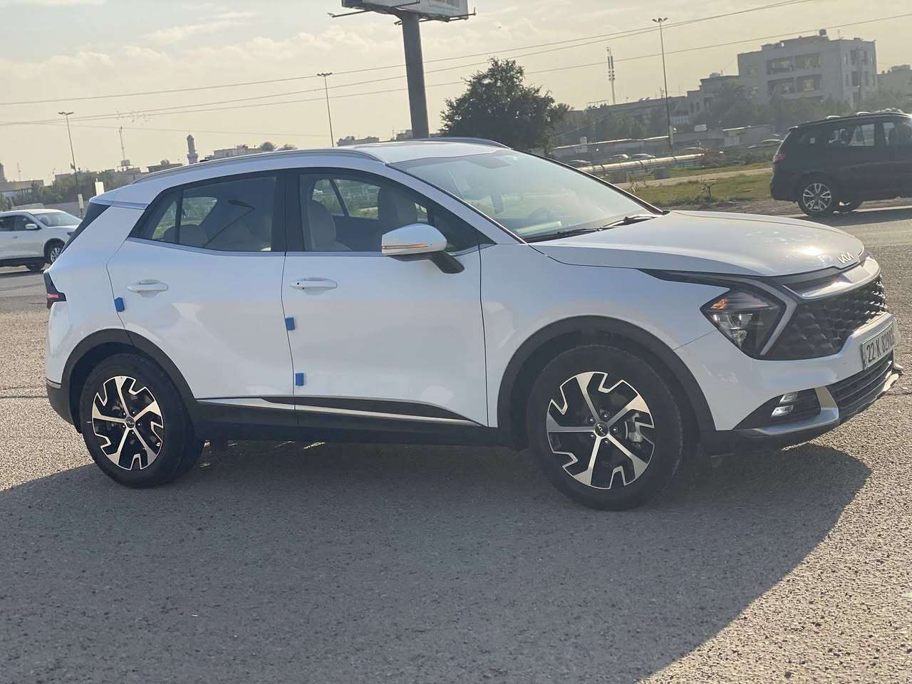 السلام عليكم 
سبورتج خليجي موديل 2024
رقم اربيل نص مواصفات
ماشية 1700 يعني زيرو الفين ما صايرة
حساسات
رادارات جانبية
هاند بريك دكمة
داخل اسود
بصمة
بصمة ابواب 
الرقم
***********
