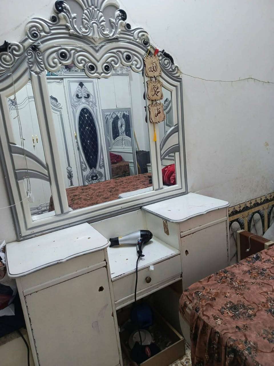 السلام عليكم غرفة عراقية مستعملة نضيفة بيها اضرار بسيطه موضحة بالصورة بدون اي كسر السعر ٦٥٠ وبيها مجال عنواني بغداد الشعلة جكوك ممتواجد خاص اتصل فقط ***********
