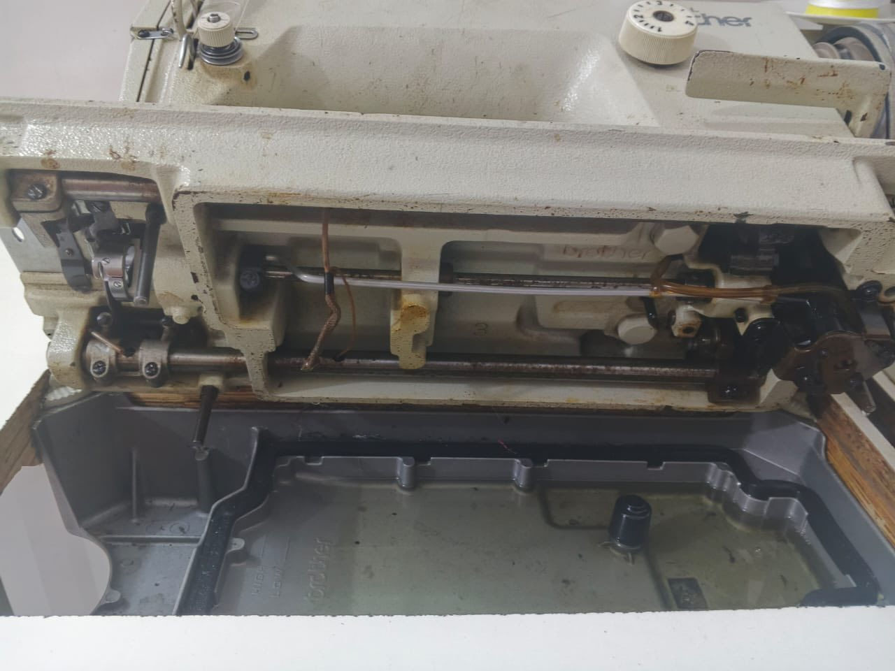 مكينه خياطه نضيفه وشغاله ١٠٠/١٠٠ السعر ٢٠٠ الف الاستفسار مراسله عل الرقم ***********
