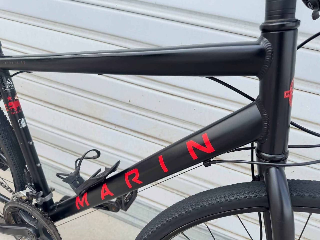 السلام عليكم اخوتي الطيبين 700 كرفل
حجم 28 قياس M فريم 50 cm ماركة (MARIN) 
غني عن التعريف صينع إندونيسيا 🇮🇩 مديل حديث 
معدنه المنيوم ماشه حديد سستم شيمانوا تورني 
نمره 3/7 بدلات شيمانوا بريكاتهاا تكتروا اطارات مارين
رقبه سكانه سرج كلهاا ختم واحد تفصيلهاا واضح اخواني
سعرهاا 290 الف وبي مجال كركوك توصيل معندي 
للتواصل *********** كركوك, العراق
