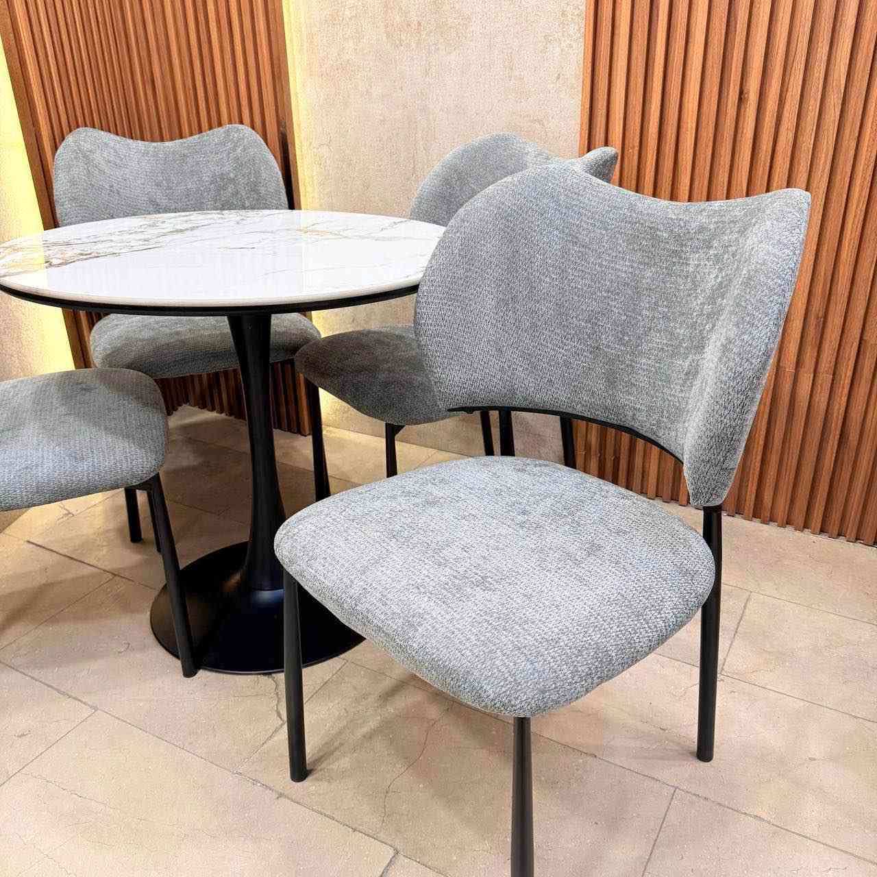 #سارع_بالحجز_ #الجميع 
ميز طعام 4 كرسي 
السطح رخام مزجج قياس الميز 80 سم 
رجل الكرسي حديد صبغ حراري 
الدوشمه مخمل مقدف وتر پروڤ

للحجز والاستفساز مراسله الصفحة او الاتصال بالرقم *********** بغداد, العراق
