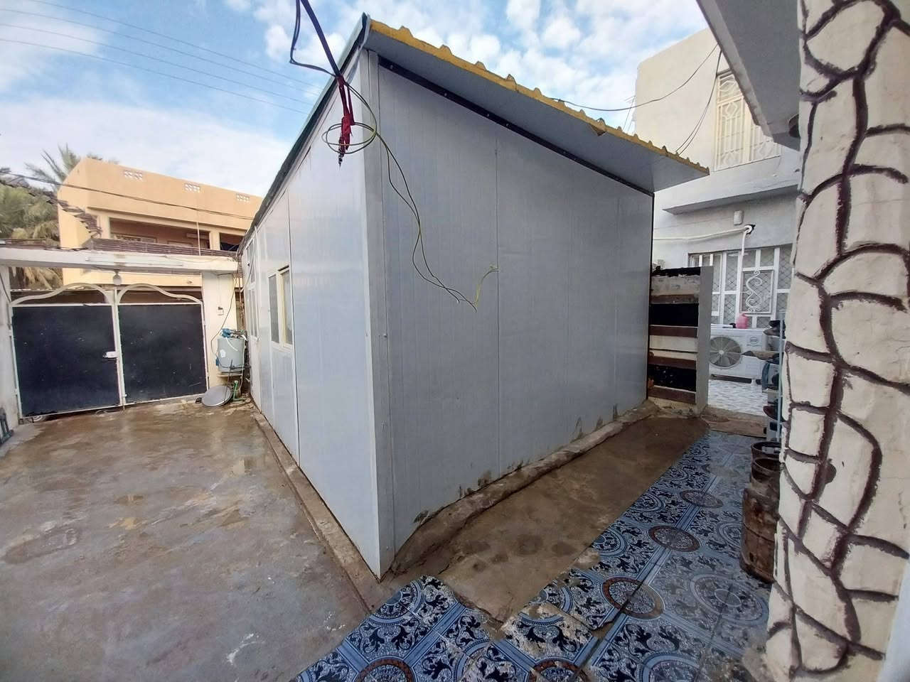 السلام عليكم 
ساندوش للبيع 
مثل ماموضح بالصور امامكم 
الطول 6 متر 
العرض 4 متر 
باب وشباك 
والسكف ايضا 7متر طالع 50ب50سم 
رايدي بمليون و400وبي مجال للشراي 
بعدة نظيف وجديد شخط مابي 
امانة الله ورسولة 
للاستفسار اكثر الاتصال على *********** عنواني حي العصري
