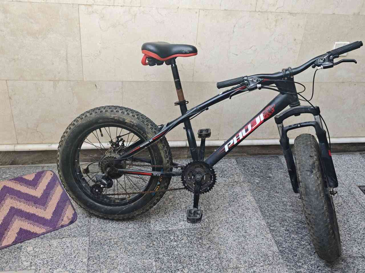 سلام عليكم 
بايسكل للبيع دبابه ماركه فوجي 
حجم 24 بريكات شغاله والمبدالات شغاله ماعده ام 3نمر يجي 7 خلفي عكرب 
م/التاير الخلفي بي ملعب يحتاجله صجم 
مكاني بغداد 
السعر/70وبيه مجال
هاتف/***********
