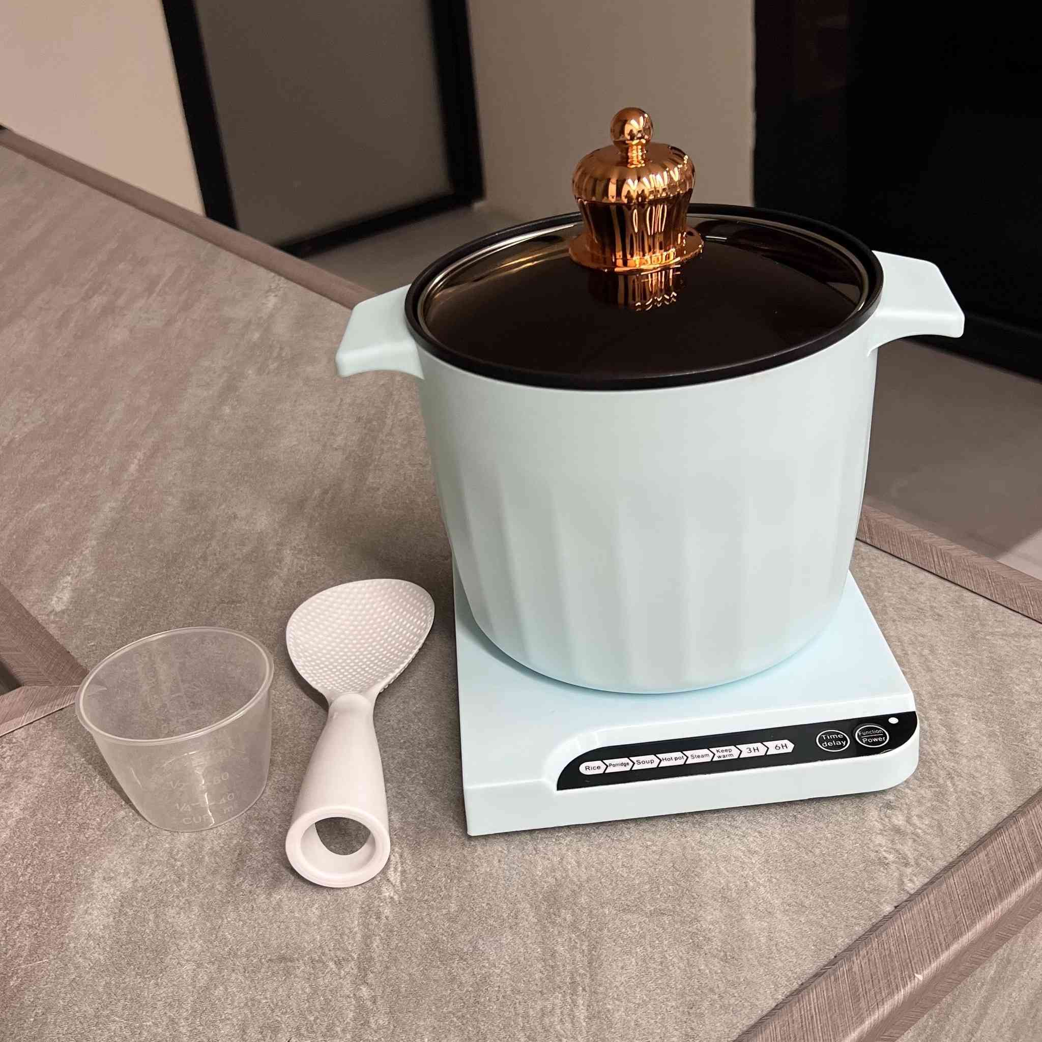 قدر كهربائي متعدد الوظائف Huiran سعة 1.5 لتر – موديل HR326 السعر 20 الف راسل الصفحة أو واتساب ***********

قدر كهربائي عملي من Huiran مصمم للاستخدام اليومي، يجمع بين الحجم المناسب وتعدد وظائف الطهي في جهاز واحد.

 • سعة 1.5 لتر مناسبة للاستخدام الفردي أو العائلي الخفيف
 
• تصميم قدر منفصل مع قاعدة تسخين كهربائية
 
• يدعم عدة أوضاع طهي مثل: الطهي، الشوربة، العصيدة، السلق، التبخير، والحفاظ على السخونة
 
• قدرة كهربائية 450 واط للاستخدام المنزلي
 
• يعمل على 220V / 50Hz
 
• تصميم بسيط وسهل الاستخدام كما هو موضح في صور المنتج

 • السعة: 1.5 لتر
 • الموديل: HR-326 / HR326
 • القدرة الكهربائية: 450 واط
 • الجهد الكهربائي: 220 فولت
 • التردد: 50 هرتز
 • الاستخدام: طهي وتسخين السوائل والطعام حسب الأوضاع المكتوبة على العلبة

الملحقات: كوب قياس ، ملعقة.
