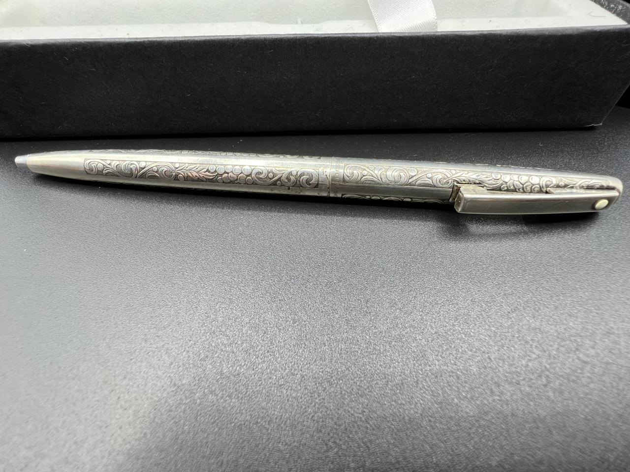 تحية طيبة  ،،، 
           #قلم_جاف_شيفر_امبريال SHEAFFER IMPERIAL 
           الصنع : امريكي #اصلي  ، MADE IN USA  ، 
             مستخدم ، إنتاج طراز كلاسيك #قديم  ، 
        مصنوع من #الفضة_استرليني_925  STERLING  ، 
               نقشة #أوراق_الشجر مميزة جدا  ، 
* السعر : 145 الف  ، 
 * يوجد توصيل  .


**إذا كنت صاحب هذا الإعلان وتريد حذفه لأي سبب، رجاءا أرسل رسالة إلى الدعم الفني**