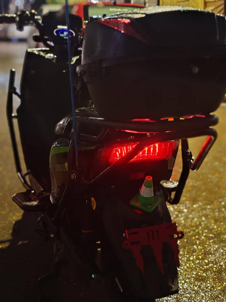 ماطور شحن جديد بالكارتون مستعمل شهر بي وصل شراء من الشركة وبي ستة باتريات 318رقم هاتف***********
