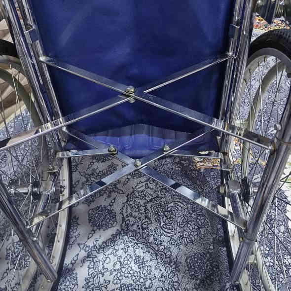 كرسي متحرك لذوي الاحتياجات الخاصة صنع ياباني مقعد 42 تاير 24 نظافة تامة. متانة جودة تحمل جداً عاليه استعمال يابان فقط الاتصال او المراسلة ***********
