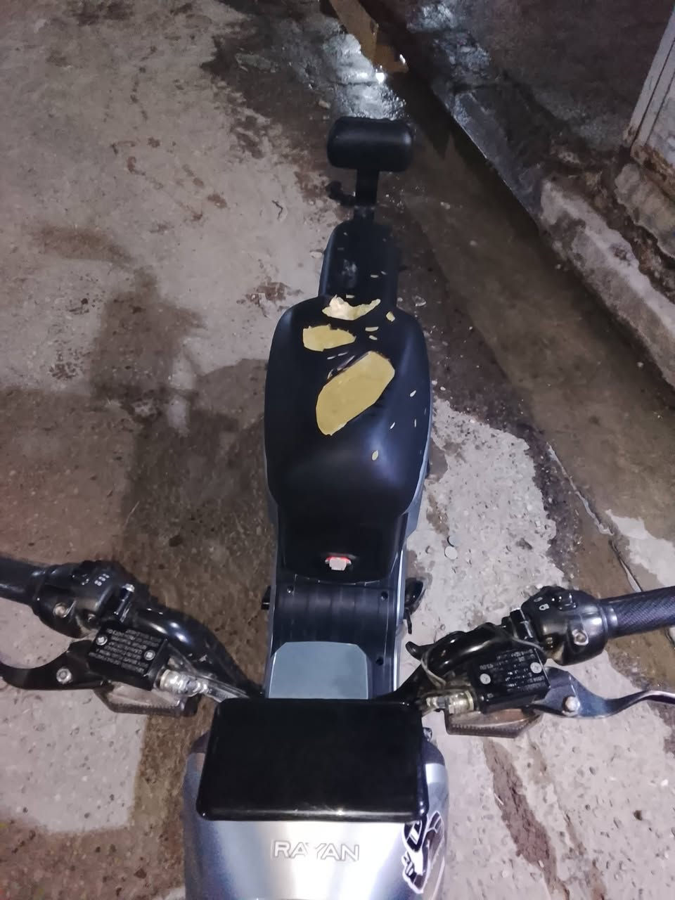 السلام عليكم دراجه شحن R9 من شركه الريان بطاريات ريان اصلي ما مبدله الدراجه مكفوله بيها نقوصات كشن وبربرينات وشخطه بل كڤر الدراجه تجي وياها بصمتين وبايدرات ومرايات وشاحنه اصليه الكهربائية كلها شغاله ملف بلادي 5بطاريات العنوان بغداد الدوره ابودشير السعر 375 وبيها للطيبين*********** وتساب
