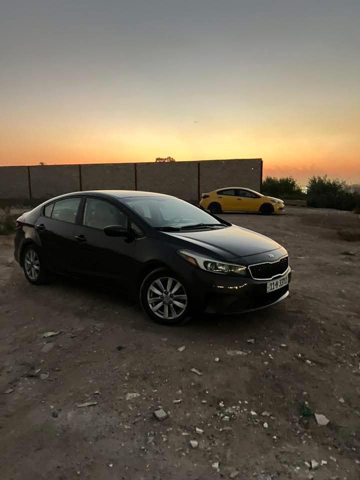 سلام عليكم 
سيارة فورتي موديل 17 وارد امريكي رقم بغداد مصبوغة عام ما عدا القماره اثر جراد وطخه بالباب السايق والجاملغ مبدل الامام جهة السايق بدون دواخل كير كحرك مكفولات مسويلها ادامة جديده تبريد ثلج 
مكاني بغداد الدوره 
السعر 105 
***********
