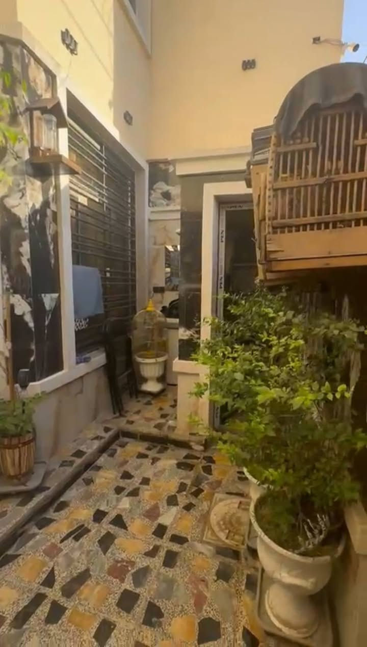 السلام عليكم
بيت للبيع بالديات  بالتراث قرب فلافل خلدون 
مساحة  ١٠٠ م واجهه ٥/ نزال  ٢٠/

طابق الارضي..  مرمر
صاله + غرفه + مطبخ. حار بارد 

طابق  الثاني..  مرمر
غرفه عدد. ٢ + حمام 

طابق الثالث..  مرمر
غرفه سويت + كوفي  + سطح والبيتونه سيراميك الارضيه شتايكر فوكاه ماده  اوزكرام مانع الرطوبه
بناء البيت  ٢٠٢١ 
بناء درجه  اولى متعوب عليه بالعافيه الي ياخذه

جوال 
***********  واتساب
*********** خاص
