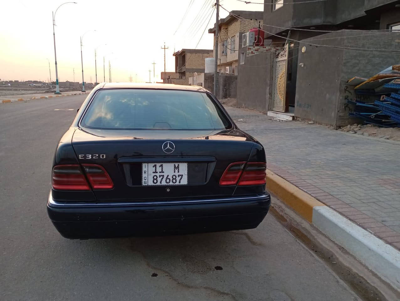 السلام عليكم..
ام عيون موديل 98 اصل  رقم بغداد بأسمنه ..
محرك خراطيم ..سياره بلاديه بدون اي نقص ..كلشي بيهه
 تمام 
السعر 110 وبيهه مجال ..
صبغ عام جماليه 
استفسار ..*********** اتصال او واتس
