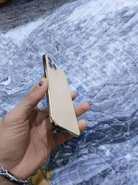 11 ابرو 
كله ابلادي نضيف حيل 
كله ع شركه بطاريه 80
شاشه ابلاد
ذاكره 256
فيس ايدي شغال 
كامرات ٫صوت ٫سيم كله مكفول 
جهاز مواصل مصلح 
كسر بالمس ممبين كلش بسيط 
سعر 240
***********
