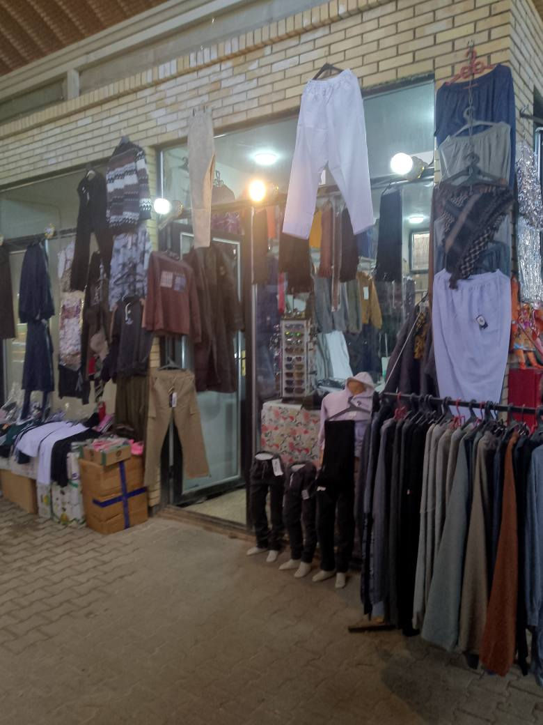 محل ملابس للبيع موجود بوسط السوق الي تكون داخل كراج الاحياء بثورة العشرين النجف الاشرف يحتوي على رفوف واستاندات وتعاليك وملابس رجالي واطفال وكلشي يخص الرجال والاطفال اكسووارات محل ايجار 

للحاب يتواصل مراسلة واتساب *********** النجف, العراق
