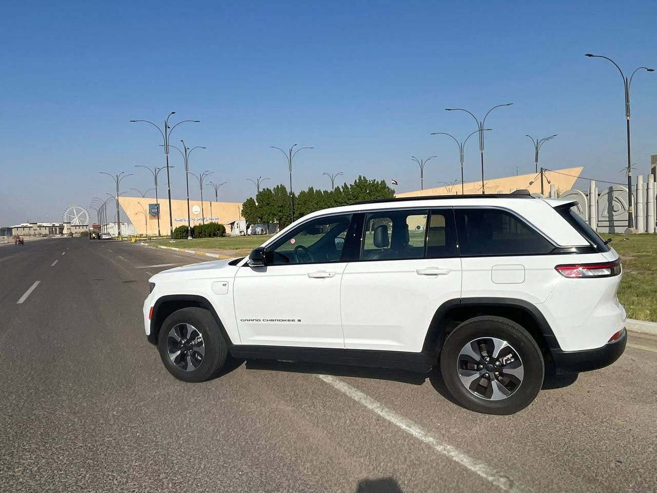 جيب كراند شيروكي لمتد هايبرد بلك ان

وارد امريكي فول بدون ايرباك  السياره كلين بدون ضربه 

‏ Grand Cherokee limited 4Xe 2024 2.0L

{ رقم بغداد}

🟫 حجم المحرك ٢٠٠٠ تيربو جارج ٣٧٥ حصان مع محرك الكهرباء اسرع من الهيمي

نظام الشحن : الشحنة الوحدة تمشيك ٤٥ كيلو بدون بانزين نهائيا يعني بالداخل متحتاج بانزين بس اشحن كهرباء  

  محرك تيربو + هايبرد + بلك ان 

🔴 حساسات خلفية

🔴 ‏‎حساسات جانبيه بالمري

🔴 خمسة راكب 

🔴 رادار 360 درجة 

🔴  تحديد مسار   

🔴  تبريد قطعتين 

🔴خمس انضمة قيادة 

🔴 بانوراما 

🔴 دفع رباعي. 

🔴 كير ماوس مع وضعيات القياده المختلفه للجبال والطرق الوعره والرمال والطين

🔴 شفتات ستيرن 

🔴 هاند بريك بصمه 

🔴 ️مقود جلد + تدفئة 

🔴 شفتات ستيرن

مواصفات 

1️⃣ لايتات لد 

2️⃣ هيترات في الكشن 

3️⃣ شاشات دجتل شاشه كبيرة مع نفكيشن GPS بدون نت 

4️⃣ كراسي خزن ميموري  

5️⃣ سستم صوت ALPINEو دمام خلفي بلادي 

6️⃣ تشغيل عن بعد

7️⃣ نظام محاكاة العجلة الذكي 

8️⃣ نظام ملاحة 

9️⃣ نظام قيادة ذاتية بريك امامي خلفي اوتو (توقف ذاتي عند السهو)     

🔟 

للاستفسار : 
*********** 
السعر ٣٦٥
