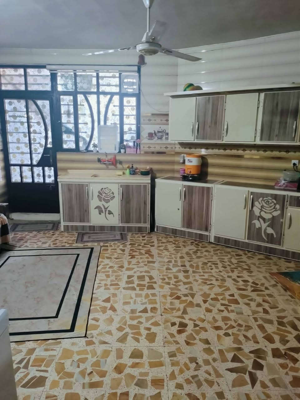 دار للبيع طابق ونص مساحه ٢٠٠ م يحتوي على ٣غرف نوم و٢ حمام واستقبال وحولي و٢ مطبخ حار وبارد موقع البيت على ساحه بضهر مدرسه صقر قريش منطقة ال٣٠٠٠ سعر ١٦٠ للاستفسار الاتصال على ***********
