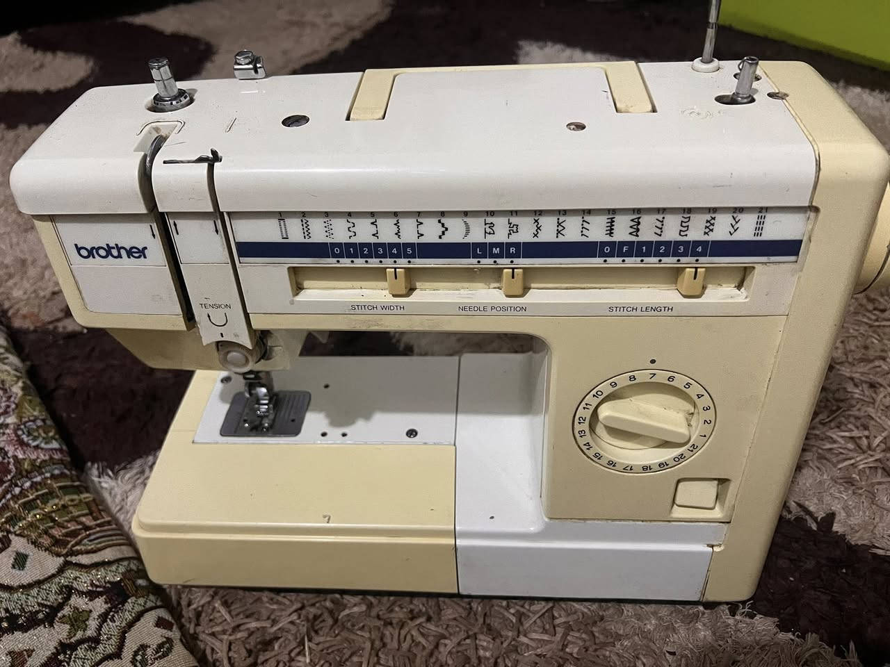 ‏مكينة خياطة نوعيتها براذر الياباني المكينة ما أعرف شنو عطلهة بس والله حسب ماكالو شكالة بس اني ابيع هيج المكينة يعوزهة فقط الدواسة مالتهة بس راح يكون سعرهة 35 وبيهة مجال شي قليل للاستفسار الاتصال على هذا الرقم ***********
