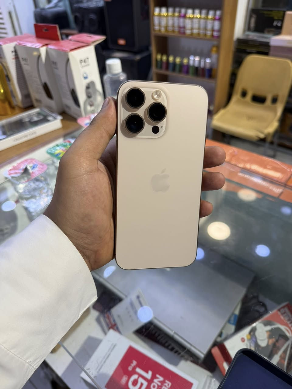 ايفون 16 برو ماكس 
ذاكره 256 
بطاريه 93 
نضافه 100/100 
شرق اوسط 
ضمان ماستر 
مركز حسن نصار للموبايل 
العنوان ناصريه حي سومر قرب السوق العصري 
موبايل ***********
