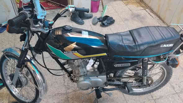 السلام عليكم دراجة ايراني للبيع رقم وسنوية بسمي جاهزه مجهزة ماذب عليها ربع. مكاني. بصرة كزيزه. سعر 1400وبيها مجال للشراي ***********
