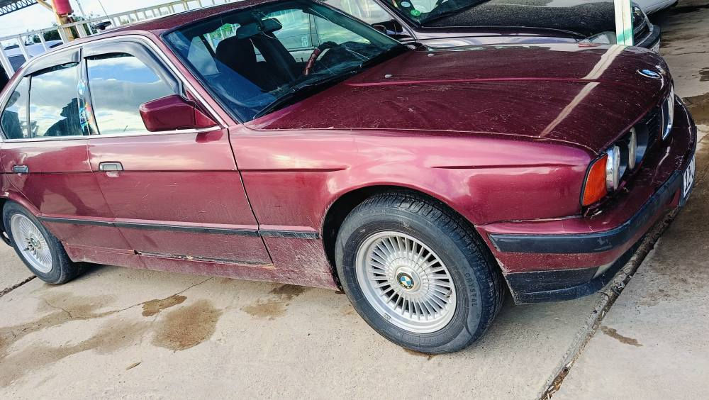 السلام عليكم 
للبيع بي ام دبليو 1991 
بيع اقساط او نقد 
جيرو مكينه بشرب 
صبغ جماليه 
كربون ما مسجل 
شرط الوكاله والتحويل  
فخم امامي خلفي جديد 
مكان السياره موصل سهل نينوى برطله معرض بانوراما للاستفسار 
***********
***********
