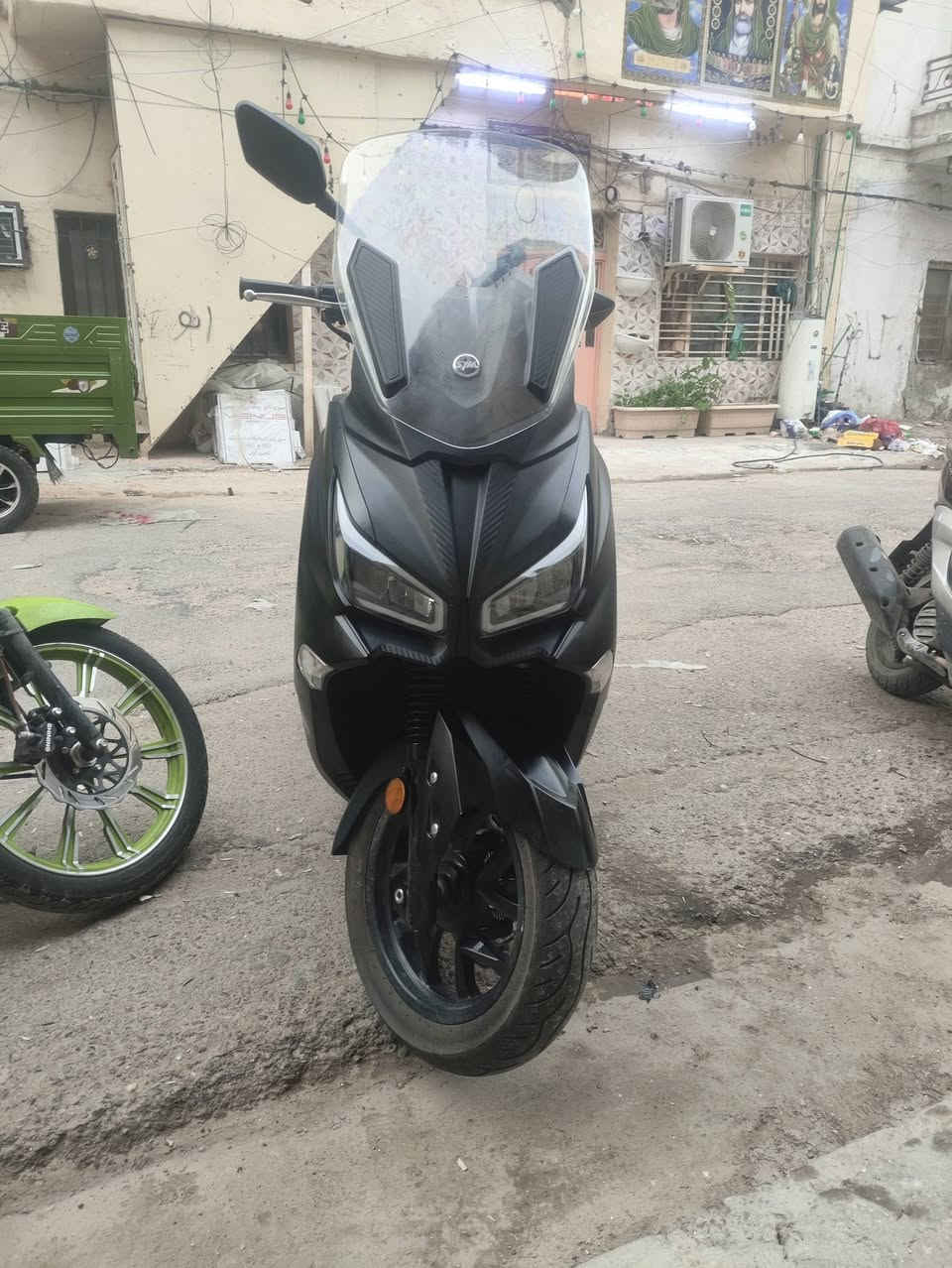 سيام موديل ٢٣
محرك 300
مانع انزلاق امامي خلفي (ABS)
رقم بغداد 
الدراجة نظيفة جدا و ملتزم بصيانة دورية و زيت لكي مولي مال سكوتر 
رقم
***********
